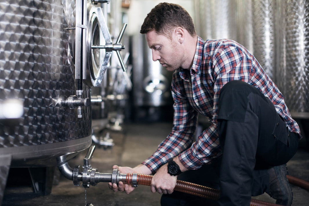Stephan Schwedhelm im Keller des Weinguts Schwedhelm im Zellertal arbeitet an Edelstahltank für Weißwein